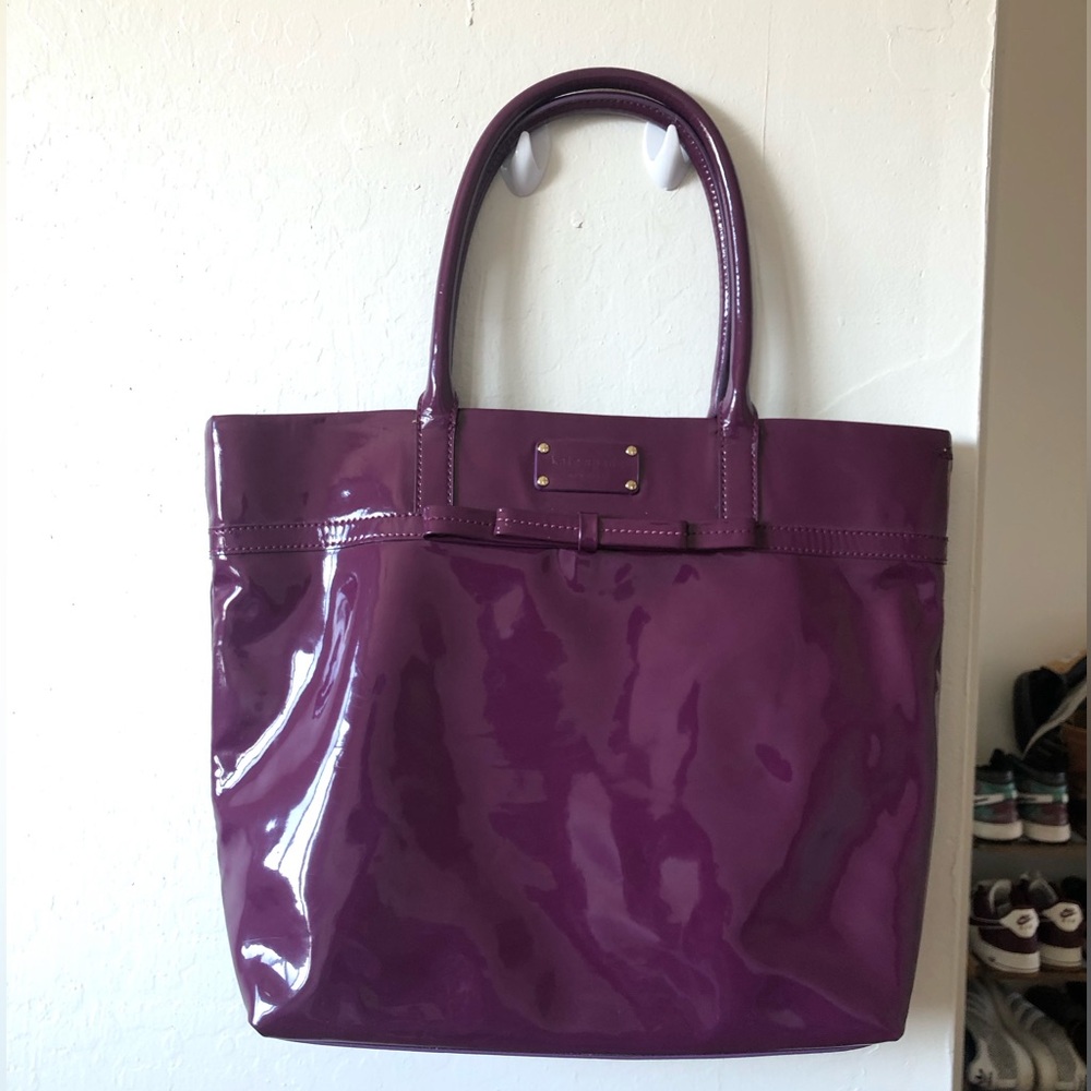GORGEOUS KATE SPADE PURPLE PATENT VINYL SHOPPER TOTE